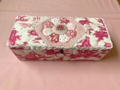 1-きたむら恵子　キルトナージュの小箱　ピンク.jpeg