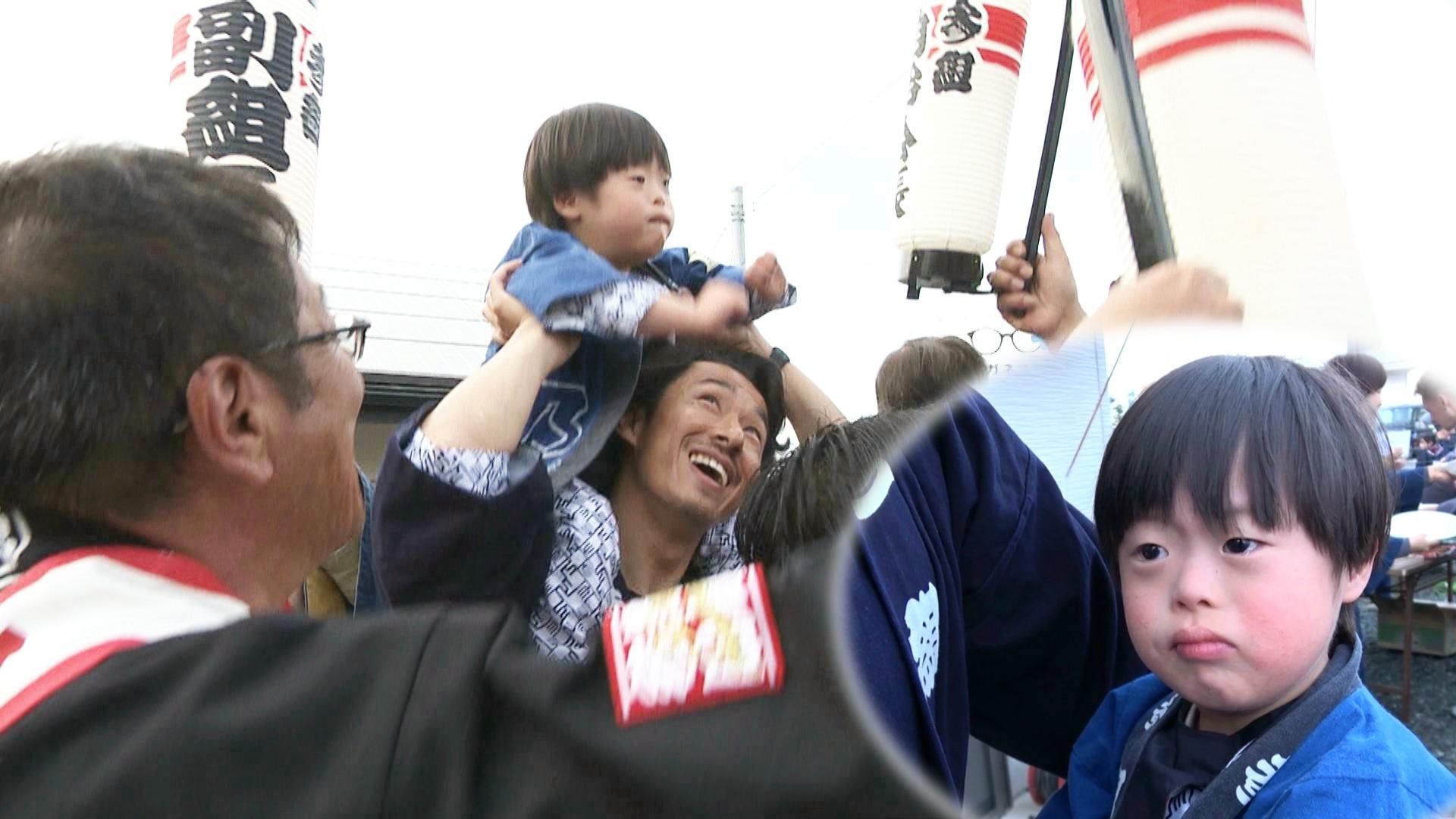 浜松まつりに参加する山田大記と息子