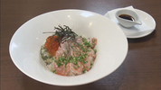 写真：小山町産金太郎鱒の炙りとフレンチキャビア丼