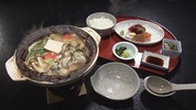 写真：広島産牡蠣の土手鍋と天然地魚のお造り御膳※ランチセット・１月末日まで