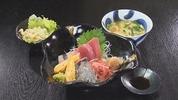写真：海鮮丼定食※ランチのみ・時期によりネタの変更あり